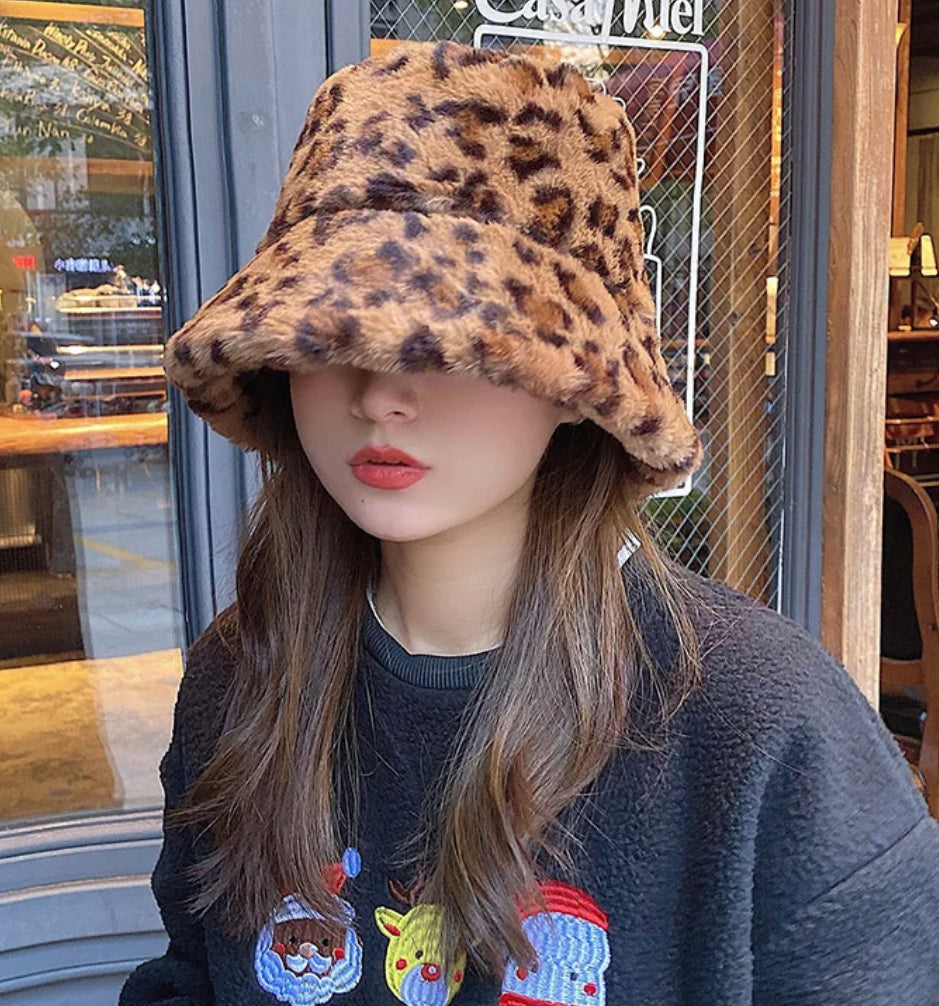 LEOPARD FAUX FUR BUCKET HAT