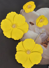 Load image into Gallery viewer, HIBISCUS EARRINGS
